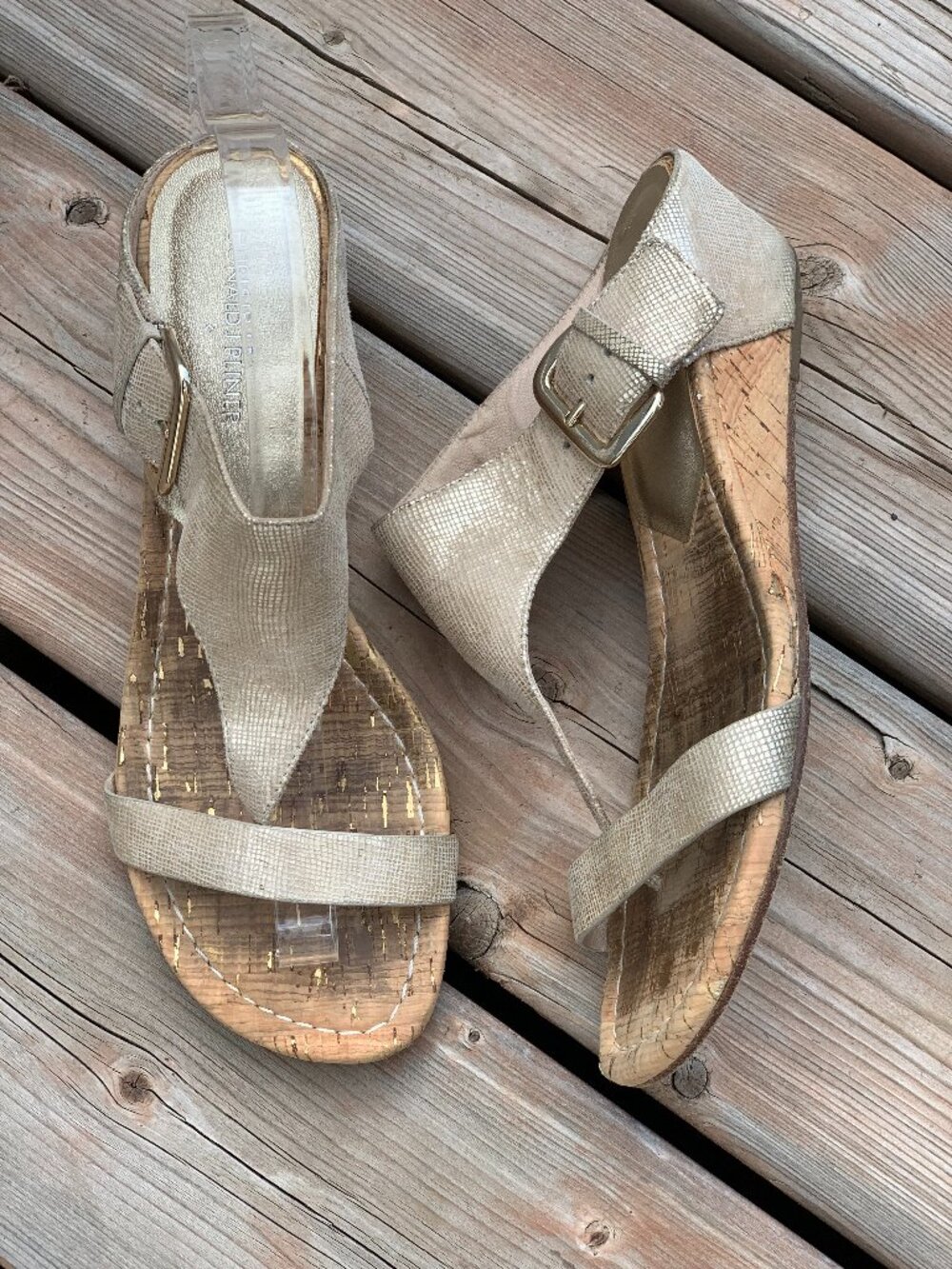 Donald J Pilner Wedge Sandal 9 Gold Sparkly Leather Low Cork Heel Boho Chic Shoe